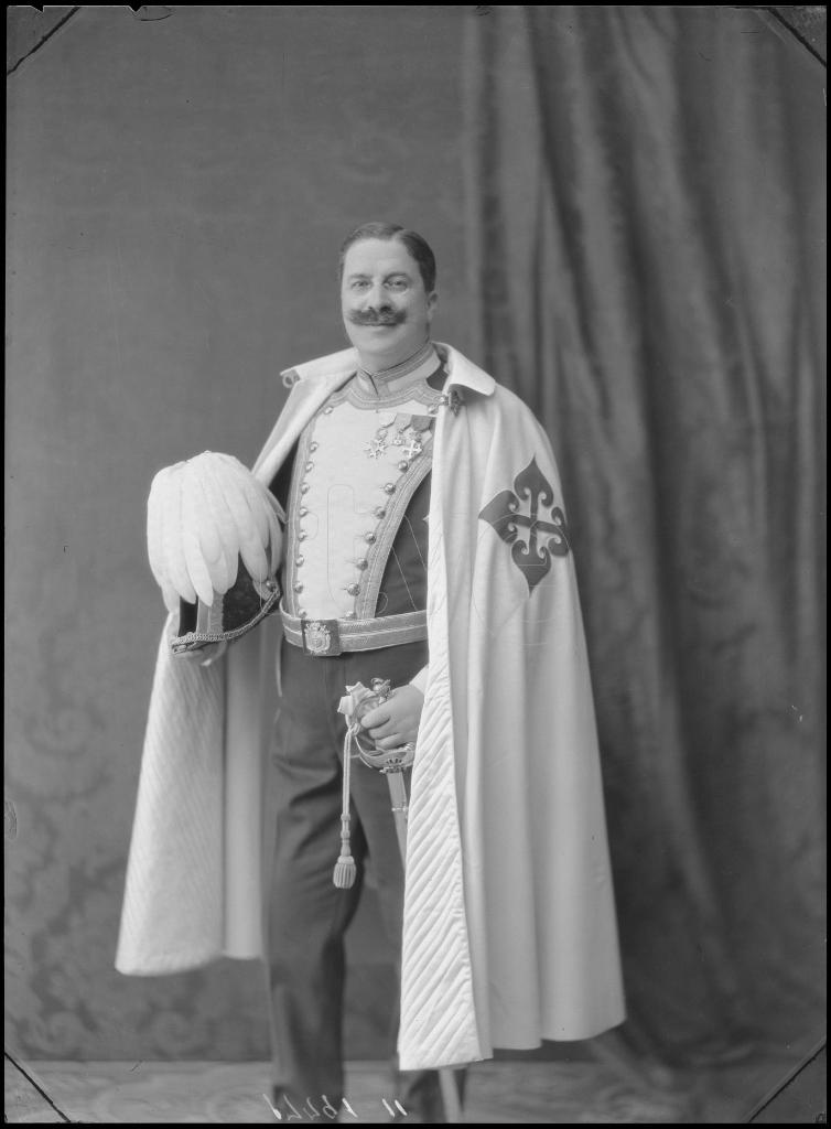 HOMBRE VESTIDO CON EL UNIFORME DE LA ORDEN MILITAR DE ALCANT