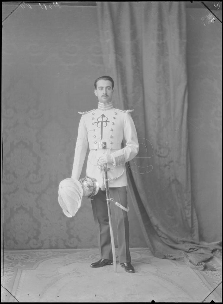 SE&Ntilde;OR AUTRAN VESTIDO CON EL UNIFORME DE GALA DE LA ORDEN MIL