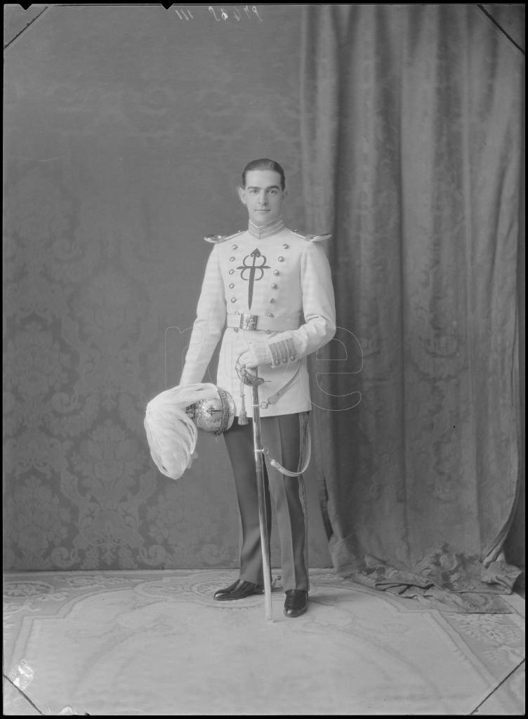 SE&Ntilde;OR AUTRAN CON EL UNIFORME DE LA ORDEN DE SANTIAGO 