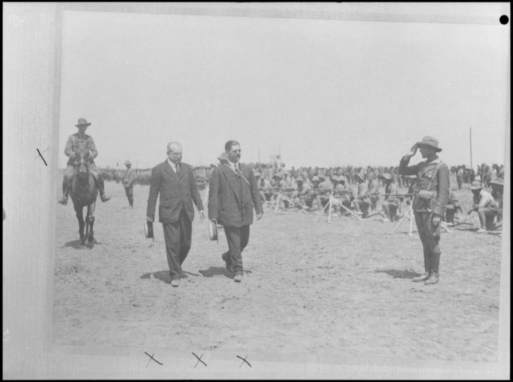 REPRODUCCION DE UNA FOTOGRAFIA DE CIVILES SALUDADOS POR MILI