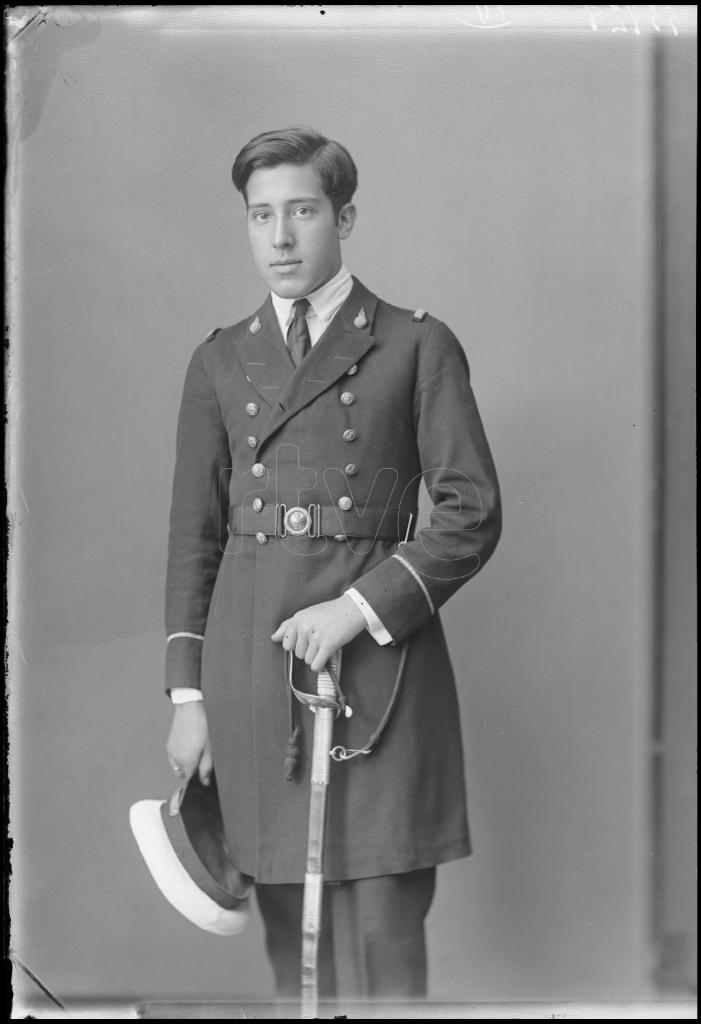 HOMBRE JOVEN VESTIDO CON UN UNIFORME