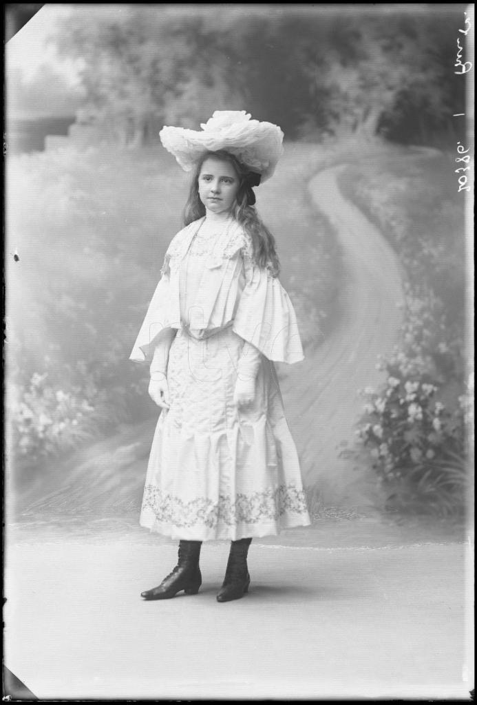 NIÑA CON UN SOMBRERO Y EL PELO LARGO