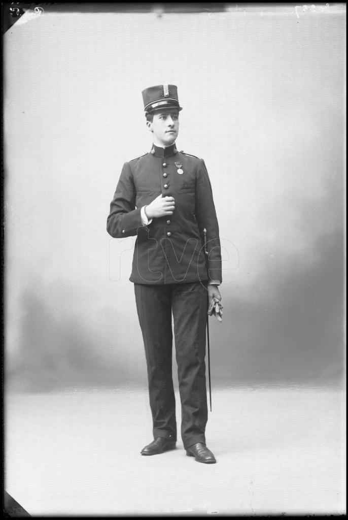 SOLDADO DE ARTILLERIA CON UNA CONDECORACION