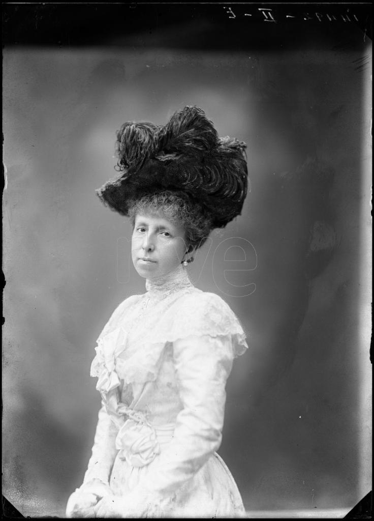 LA REINA MARIA CRISTINA DE MEDIO CUERPO CON UN SOMBRERO DE P