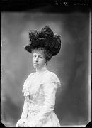 LA REINA MARIA CRISTINA DE MEDIO CUERPO CON UN SOMBRERO DE P