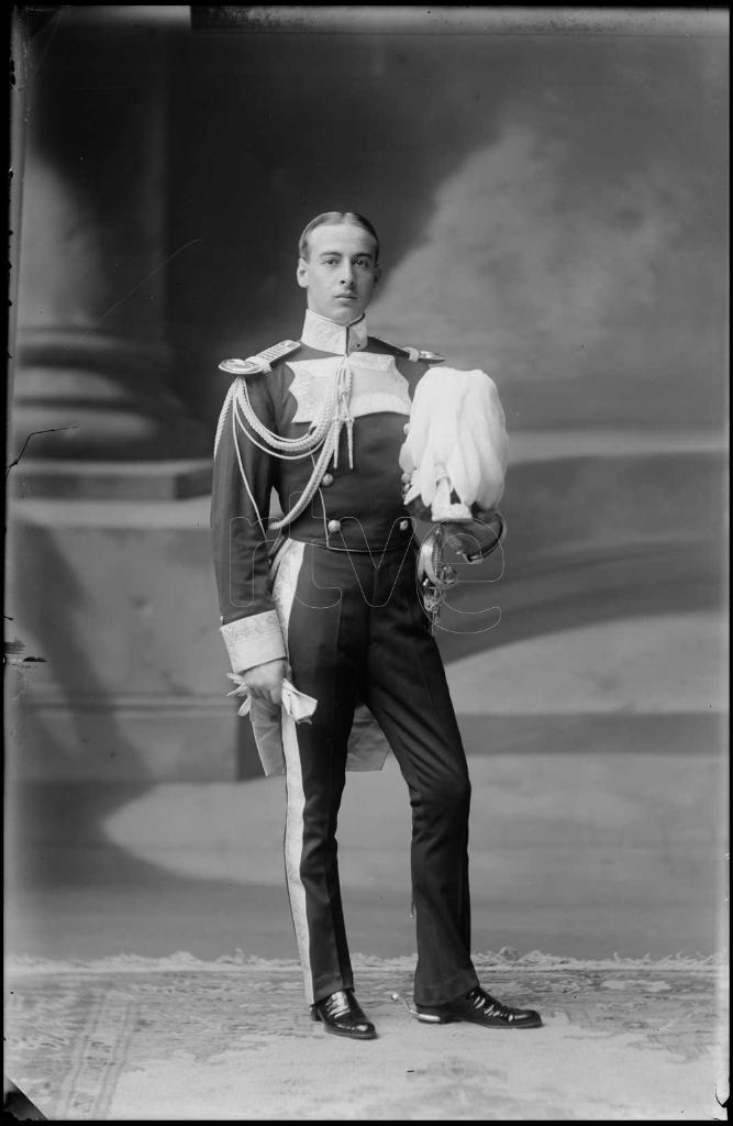 HOMBRE VESTIDO CON EL UNIFORME DE GALA DE LA REAL MAESTRANZA