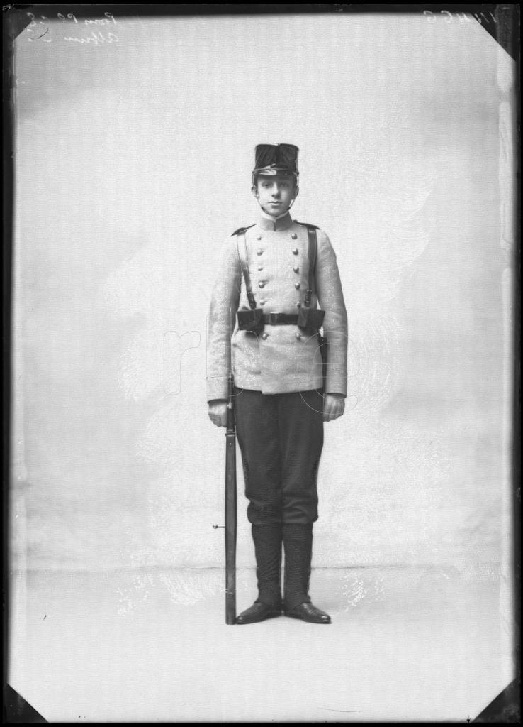 ALFONSO XIII VESTIDO CON EL UNIFORME DE CADETE 