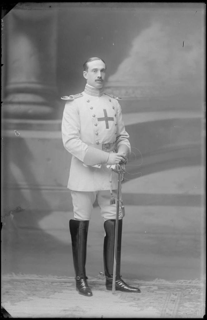 HOMBRE VESTIDO CON EL UNIFORME DE LA ORDEN MILITAR DE LA MON