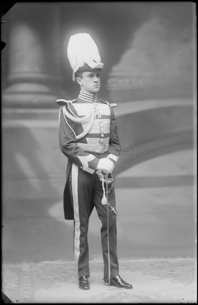 HOMBRE VESTIDO CON EL UNIFORME DE LA REAL MAESTRANZA DE CABA