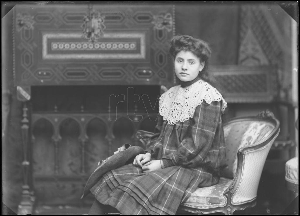 MIMI ESTAMPES DE ADOLESCENTE, SENTADA