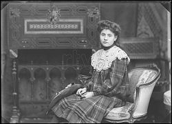 MIMI ESTAMPES DE ADOLESCENTE, SENTADA