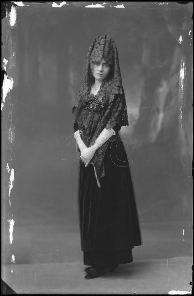 MIMI ESTAMPES VESTIDA DE NEGRO CON UNA MANTILLA, PEINETA Y U