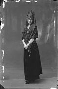 MIMI ESTAMPES VESTIDA DE NEGRO CON UNA MANTILLA, PEINETA Y U