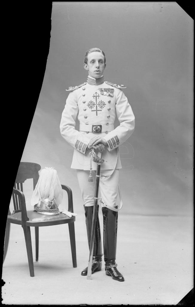 ALFONSO XIII VESTIDO CON EL UNIFORME DE GRAN MAESTRE DE LAS 