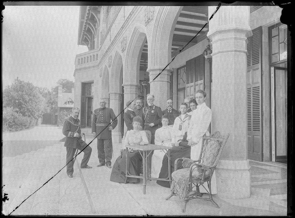 LA FAMILIA REAL EN MIRAMAR. LA REINA MARIA CRISTINA, EL REY 