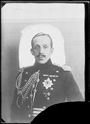 ALFONSO XIII VESTIDO CON UN UNIFORME MILITAR Y CONDECORADO