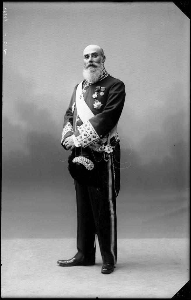 JUAN FERNANDEZ LATORRE, CONDECORADO Y VESTIDO CON UN UNIFORM