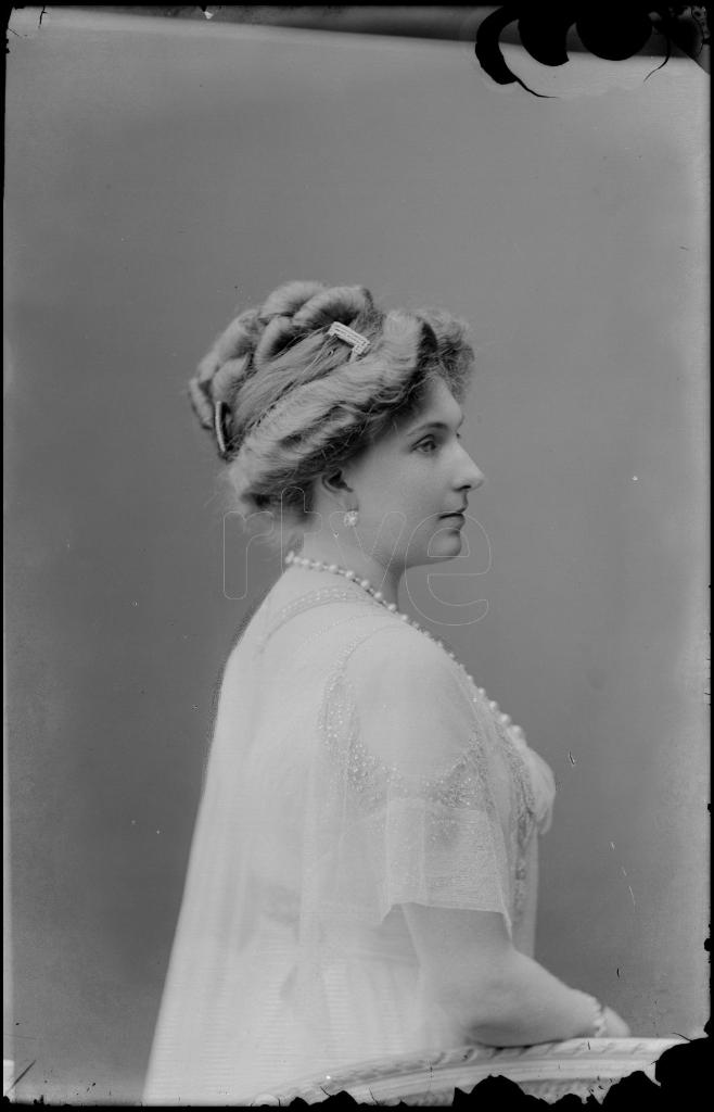 LA REINA VICTORIA EUGENIA DE PERFIL