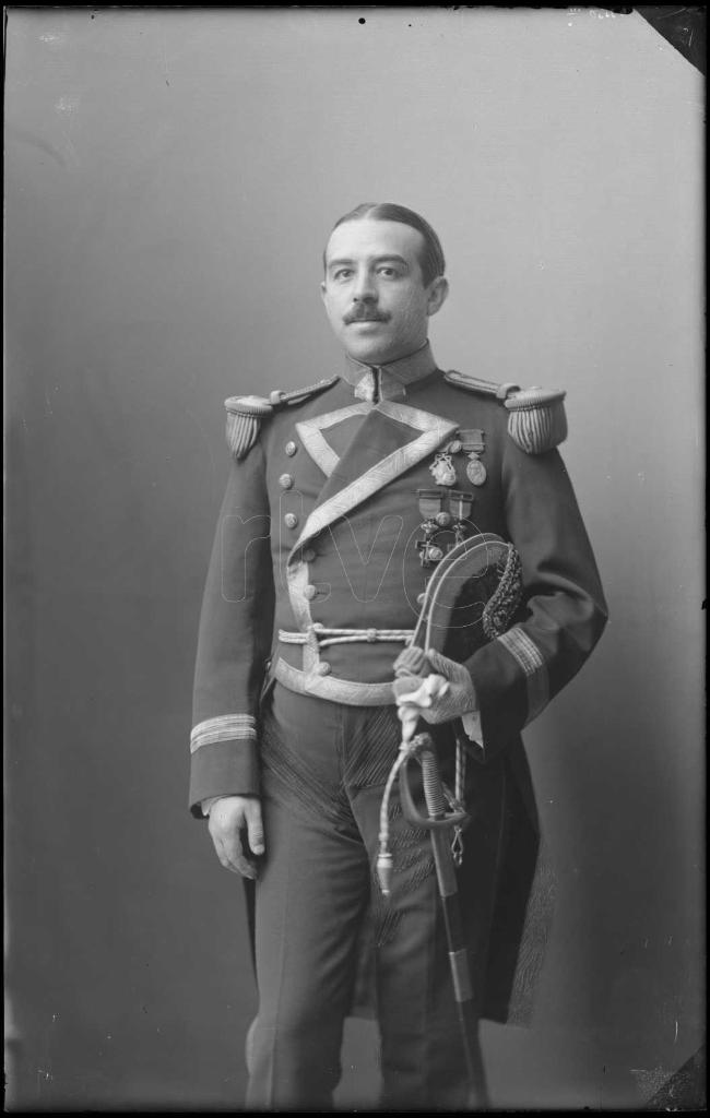 HOMBRE CONDECORADO Y VESTIDO CON EL UNIFORME DE GALA DE LA A