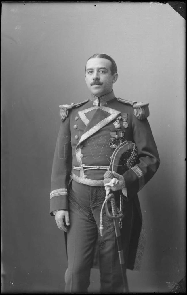 HOMBRE CONDECORADO Y VESTIDO CON EL UNIFORME DE GALA DE LA A