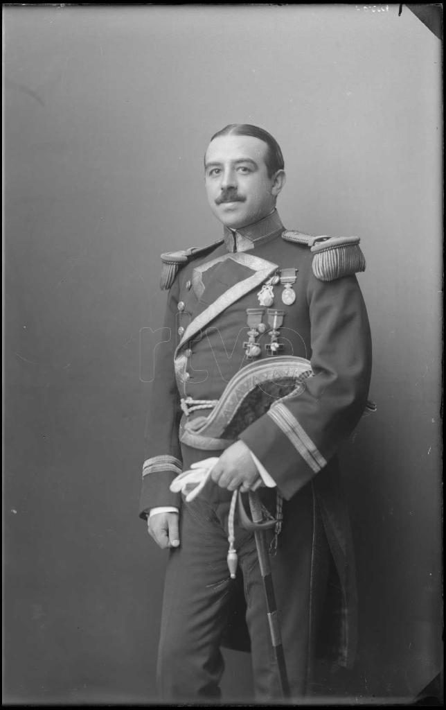 HOMBRE CONDECORADO Y VESTIDO CON EL UNIFORME DE GALA DE LA A