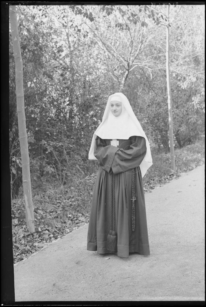 MONJA EN UN CAMINO