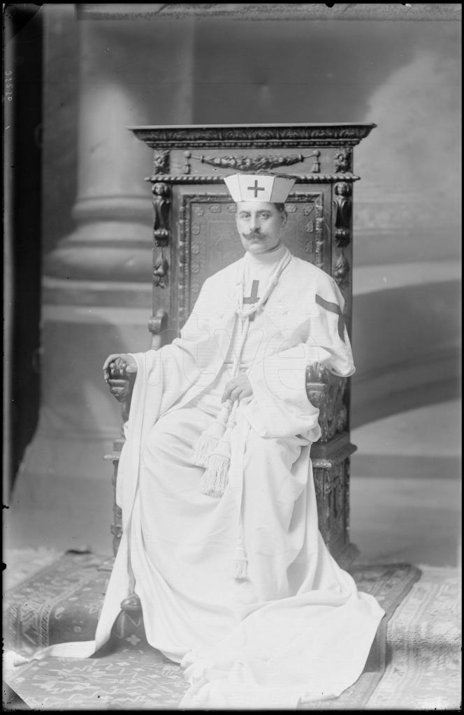 HOMBRE VESTIDO CON EL HABITO DE LA ORDEN MILITAR DE LA MONTE