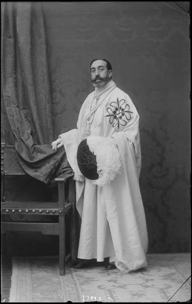 HOMBRE VESTIDO CON EL HABITO DE LA ORDEN MILITAR DE ALCANTAR