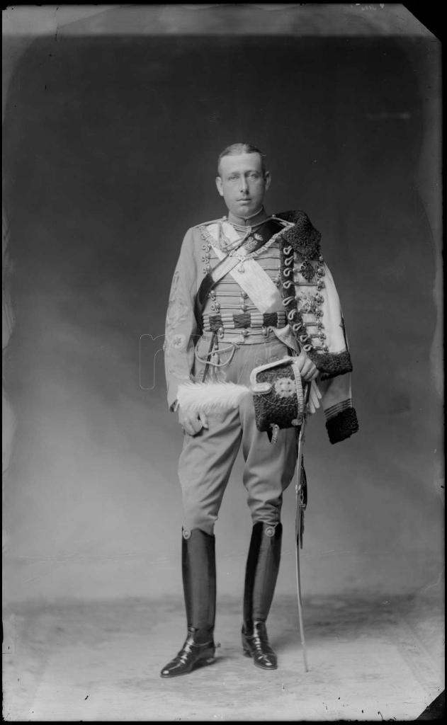 FELIPE DE BORBON DOS SICILIAS VESTIDO CON EL UNIFORME DE TEN