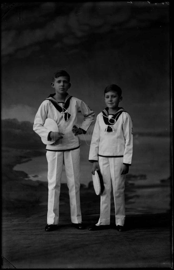 INFANTES JUAN Y GONZALO DE BORBON Y BATTENBERG