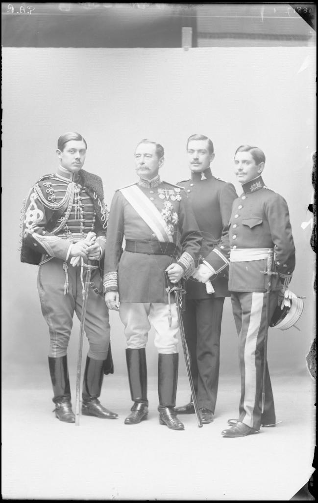 CUATRO MILITARES VESTIDOS CON LOS UNIFORMES DE GALA