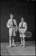 INFANTES JUAN Y GONZALO DE BORBON Y BATTENBERG CON UNAS RAQU