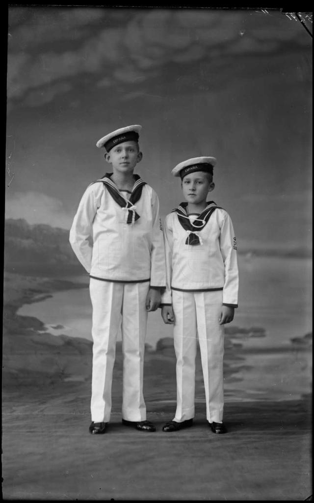 INFANTES JUAN Y GONZALO DE BORBON Y BATTENBERG