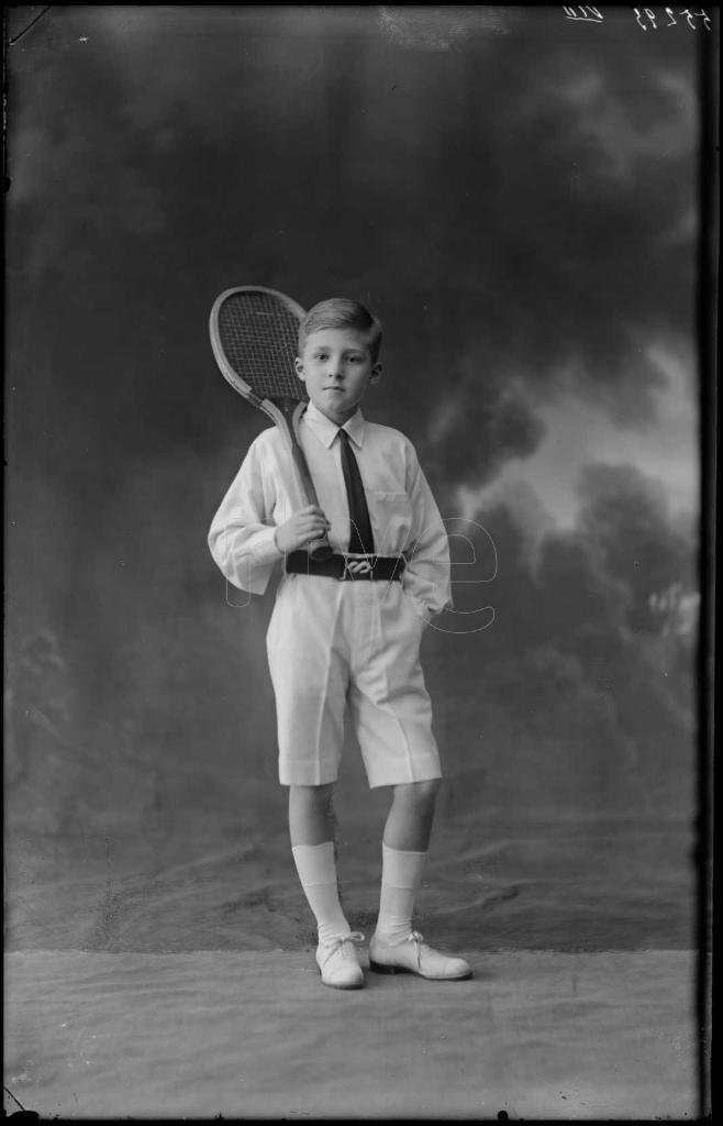 INFANTE GONZALO DE BORBON Y BATTENBERG DE NIÑO CON UNA RAQUE