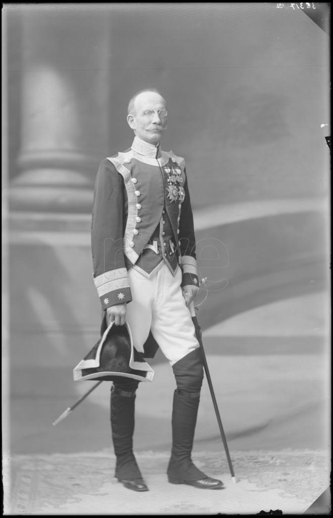 TENIENTE CORONEL CONDECORADO Y VESTIDO CON EL UNIFORME DE GA