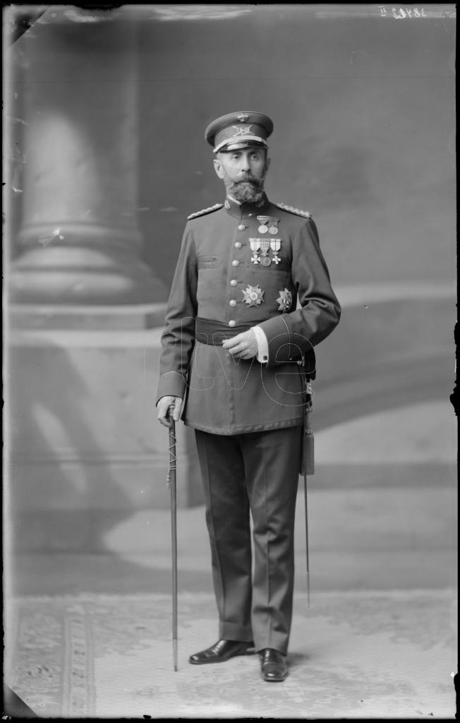 MILITAR CONDECORADO Y VESTIDO CON UN UNIFORME DE GALA