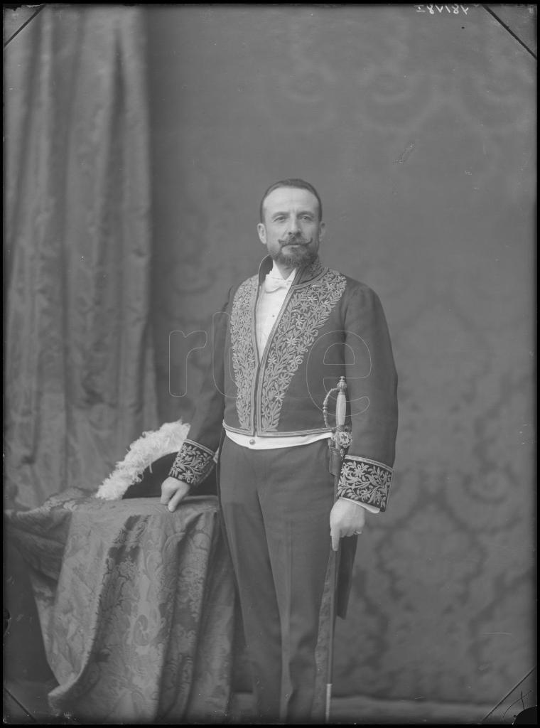 ALFREDO MENGOTTI, REPRESENTANTE DE SUIZA EN ESPAÑA, VESTIDO 