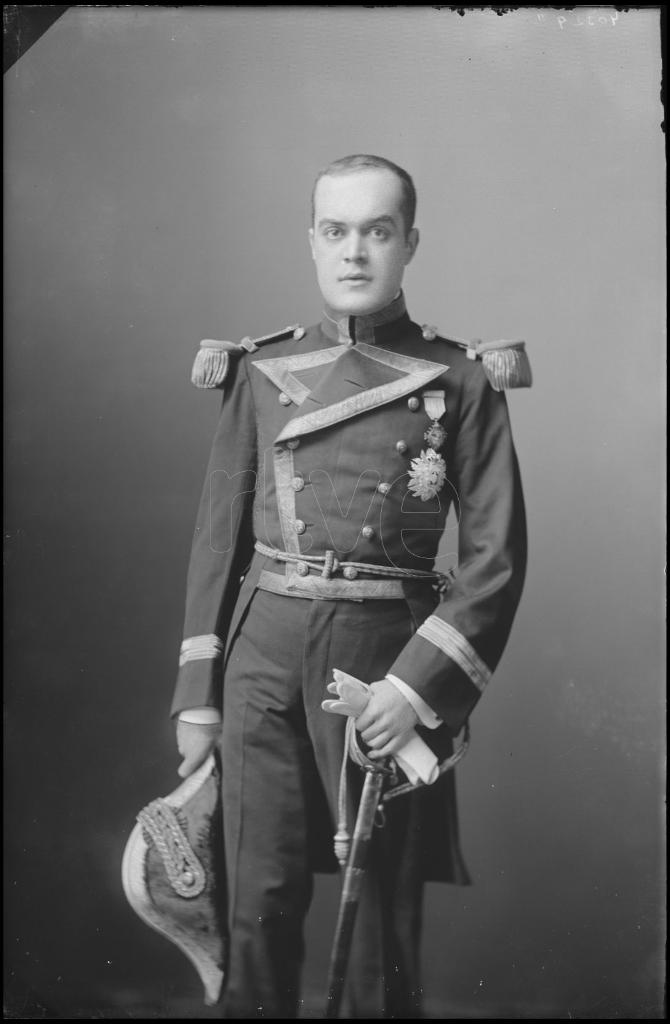 MIGUEL ANGULO Y RIAMON CON EL UNIFORME DE GALA DE CAPITAN DE