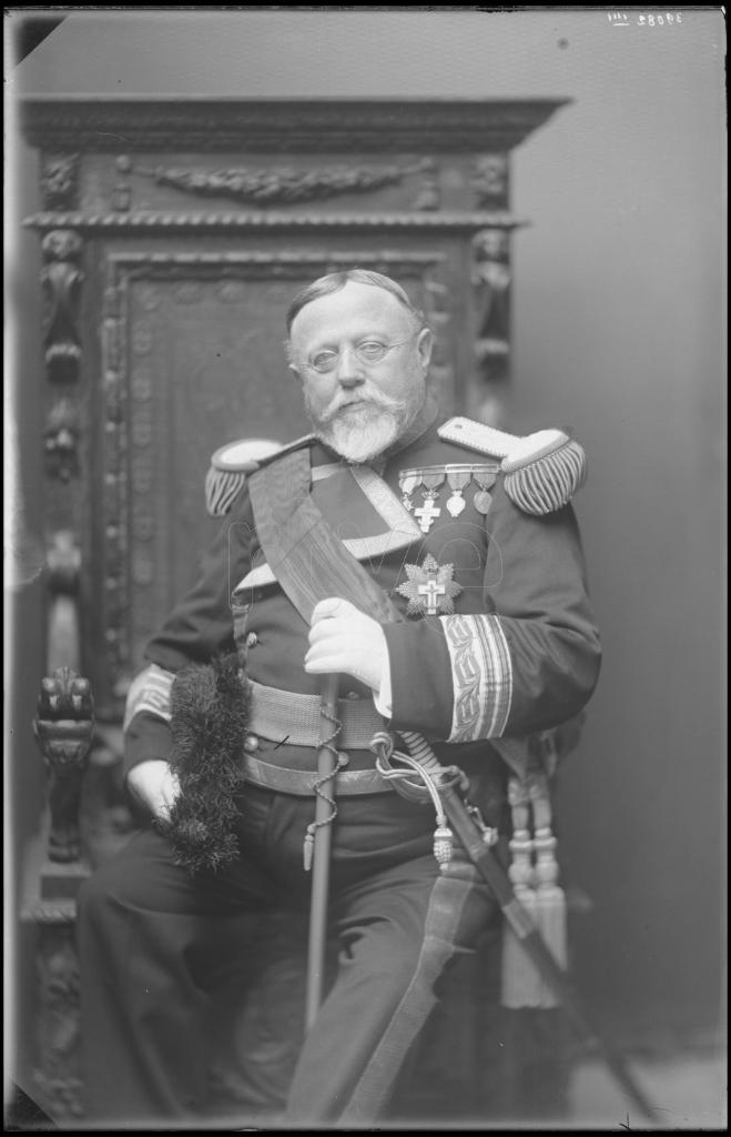 JEFE DE ESCUADRA DE LA ARMADA CONDECORADO Y VESTIDO CON EL U