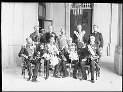 MILITARES UNIFORMADOS Y CONDECORADOS EN EL PALACIO REAL