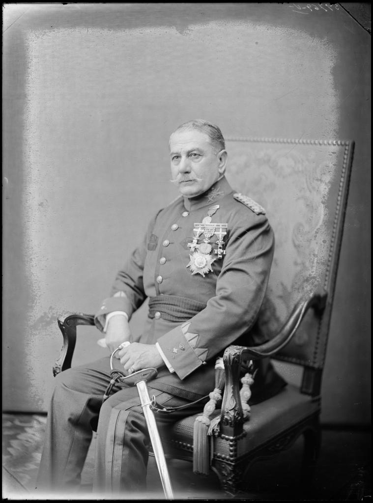 GENERAL DE BRIGADA CONDECORADO Y VESTIDO CON EL UNIFORME DE 