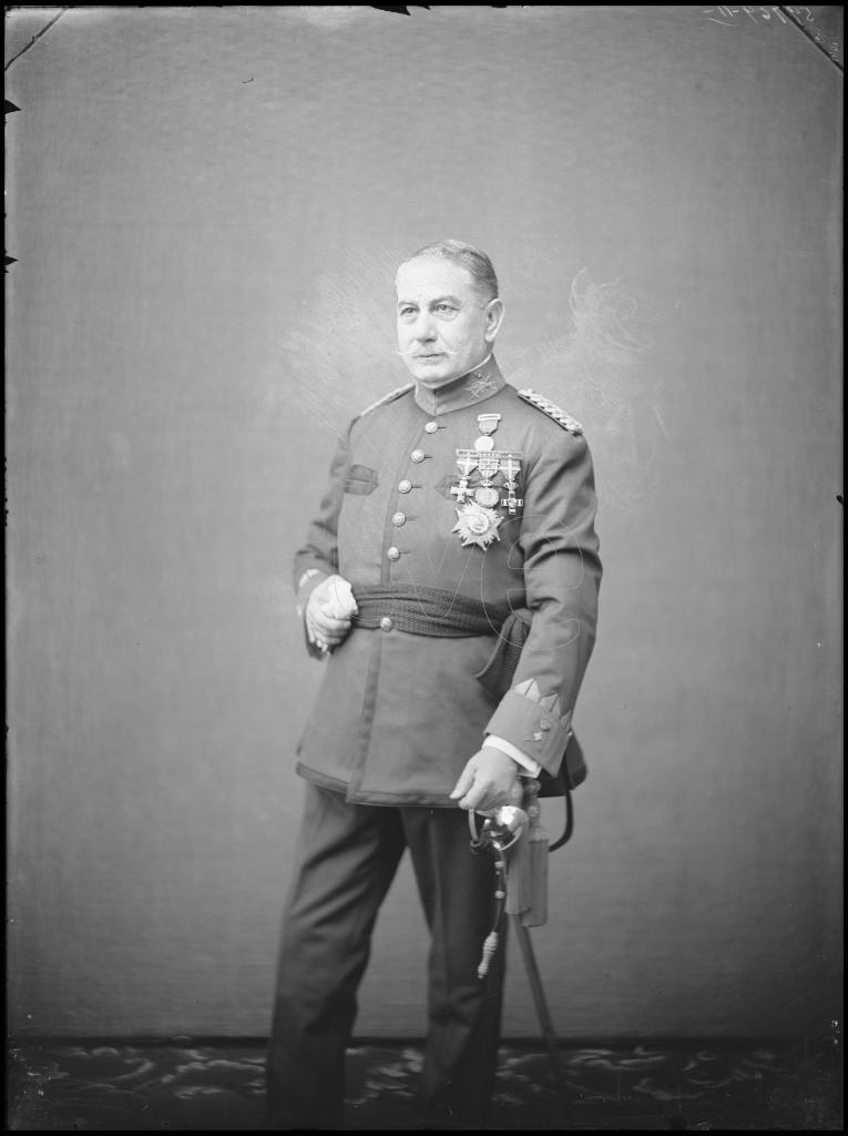 GENERAL DE BRIGADA CONDECORADO Y VESTIDO CON EL UNIFORME DE 