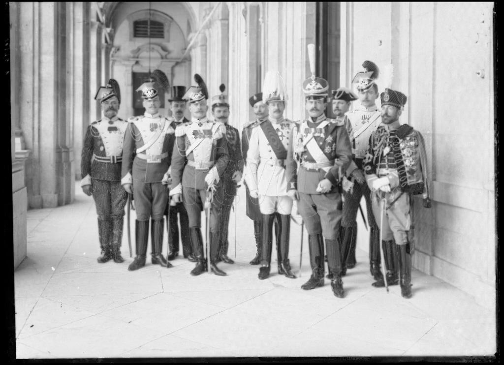 BORIS VLADIMIROVICH, GRAN DUQUE DE RUSIA, EN UN PASILLO DEL 