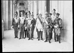 BORIS VLADIMIROVICH, GRAN DUQUE DE RUSIA, EN UN PASILLO DEL 