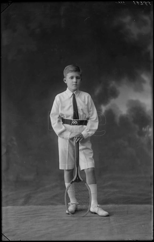 INFANTE GONZALO DE BORBON Y BATTENBERG DE NIÑO CON UNA RAQUE