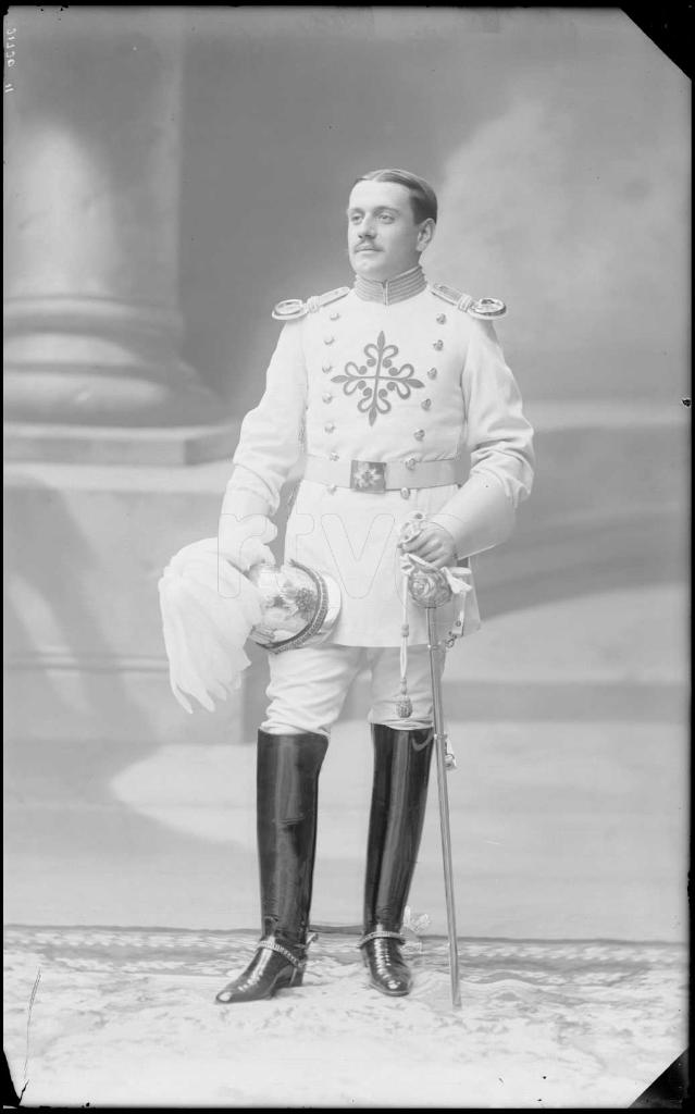 HOMBRE VESTIDO CON EL UNIFORME DE LA ORDEN MILITAR DE ALCANT