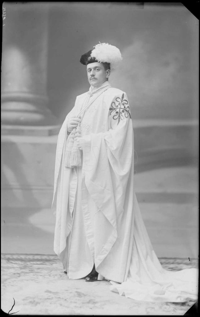 HOMBRE VESTIDO CON EL HABITO DE LA ORDEN MILITAR DE ALCANTAR