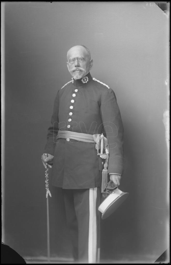 BRIGADIER VESTIDO CON EL UNIFORME DE GALA