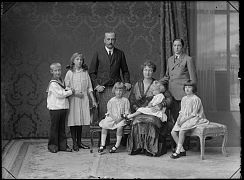 CARLOS DE BORBON Y BORBON Y MARIA LUISA DE ORLEANS CON SUS H