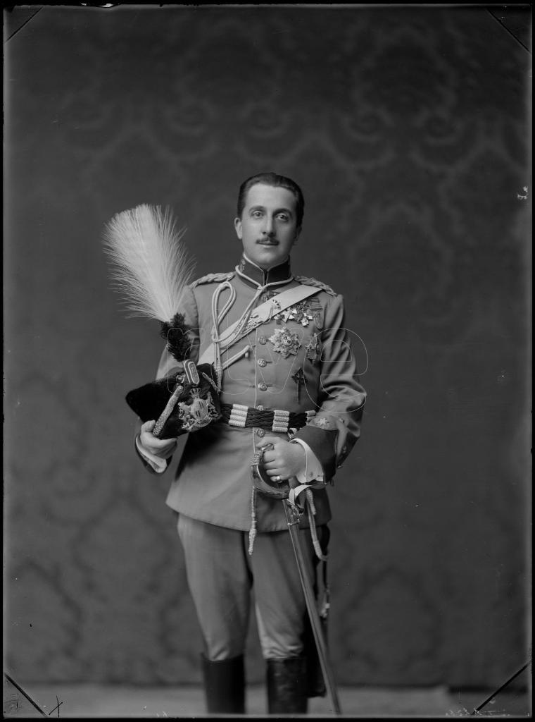 CAPITAN CONDECORADO VESTIDO CON EL UNIFORME DE GALA